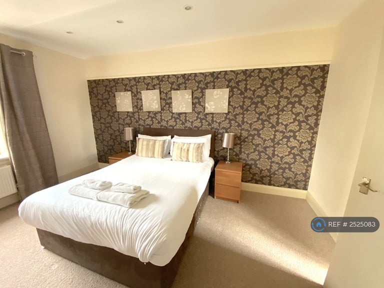 1 bedroom flat in Langcliffe Avenue East, Harrogate, HG2 (1 bed) (#2525083)