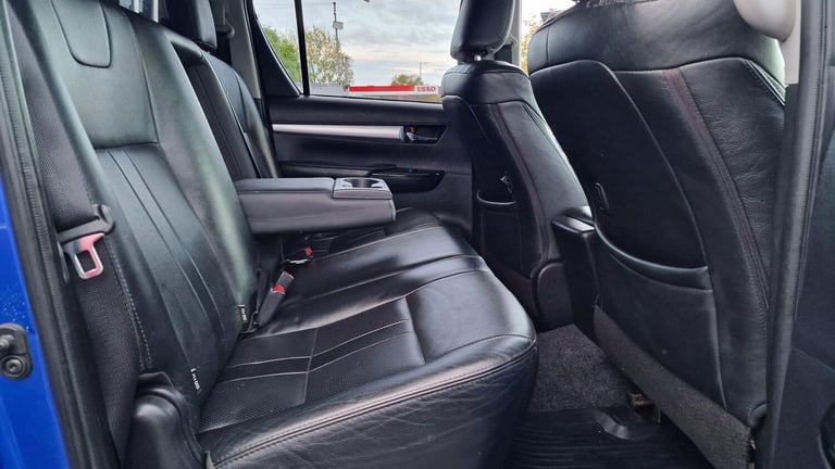 2017 Toyota Hilux 2.4 D-4D Invincible Auto 4WD Euro 6 4dr (TSS, 3.5t) PICK UP Diesel Automatic