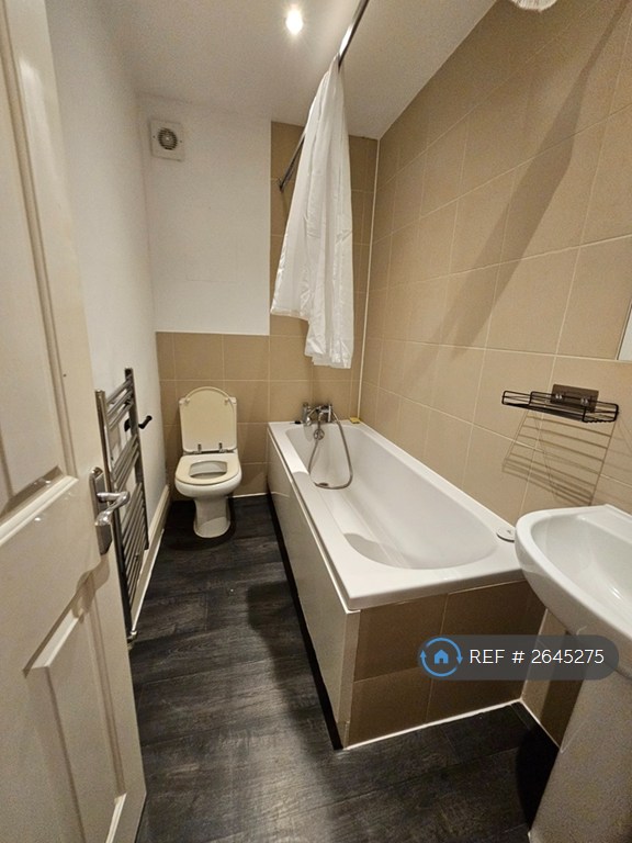 1 bedroom flat in Wavertree Road, London, SW2 (1 bed) (#2645275)