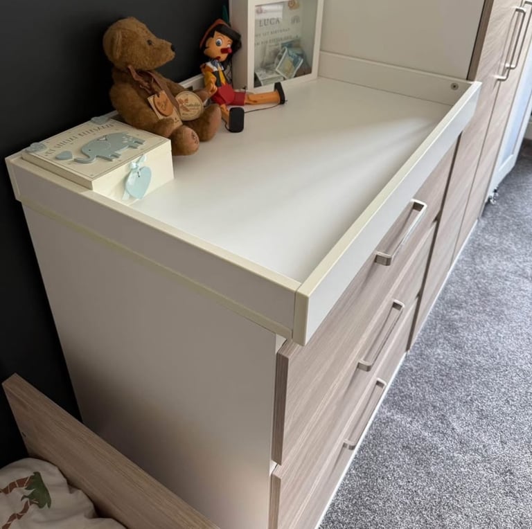 Silvercross Cotbed, Wardrobe & Drawers