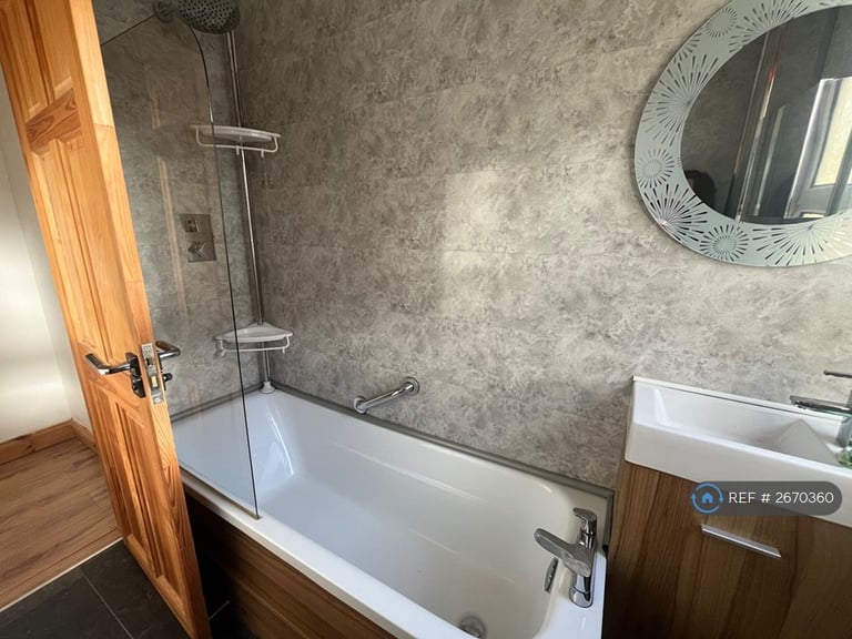 2 bedroom flat in Fulton Street, Glasgow, G13 (2 bed) (#2670360)