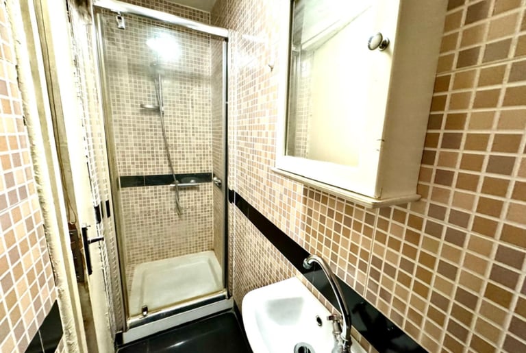  Studio apartment in this period conversion property in Leinster Gardens, Bayswater, W2.-Ref: 572