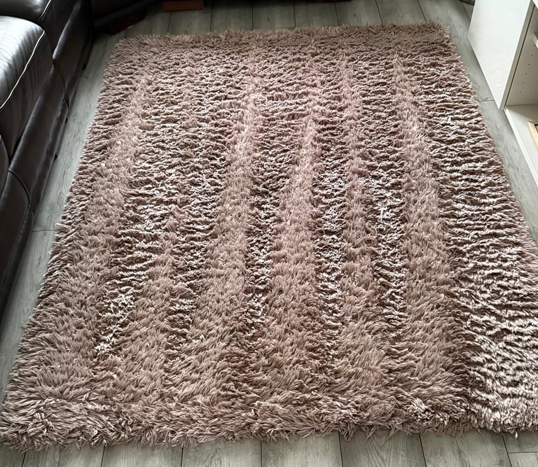 Pink rug and 4 pink cushions 