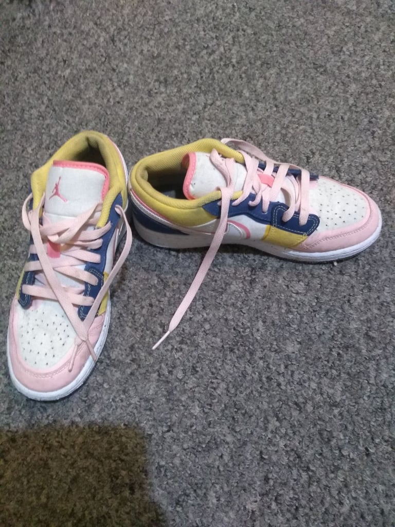 Nike trainers Size 3.5 womens/girls