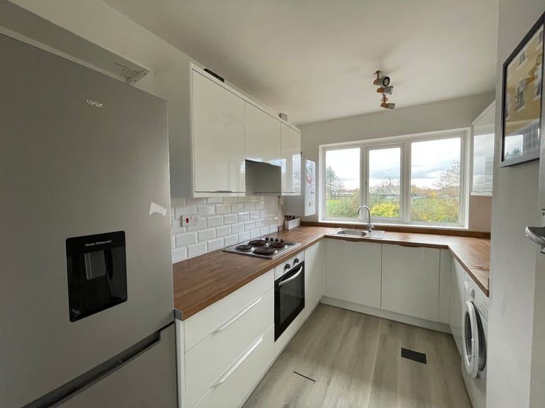  Spacious one bedroom flat with parking £820pm - available from Dec 2025