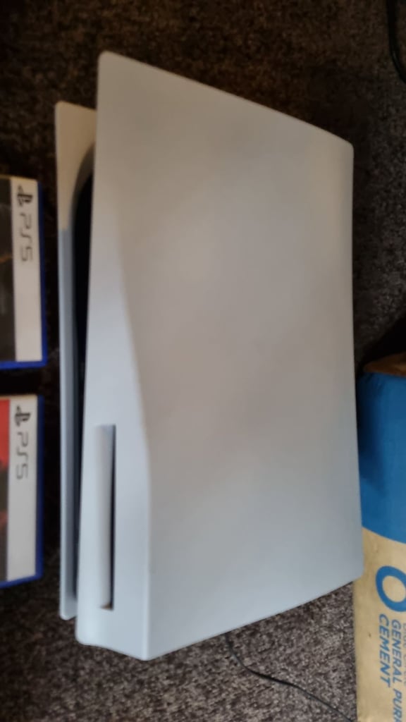 Ps5 with 2 controlers and 2 games 