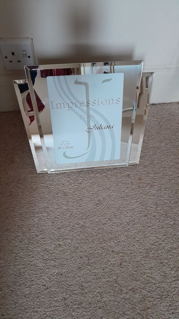 image for Impressions 8”x10” Photo Frame – Brand New