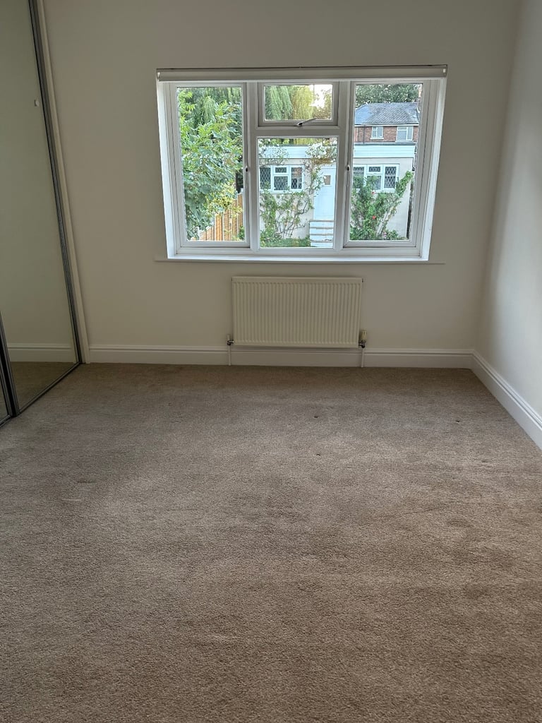 3 bedroom house Large garden & Garage 