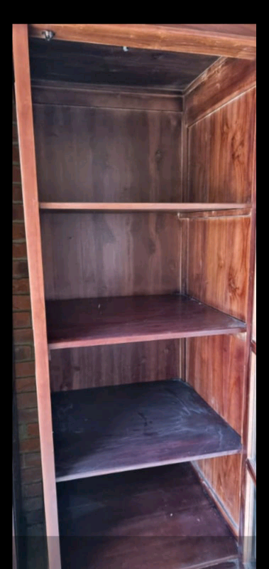 Solid display cabinet