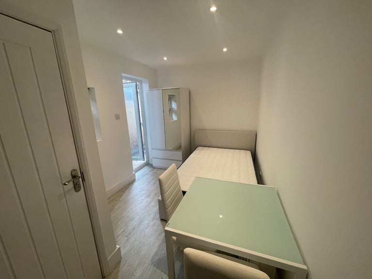 NEW STUDIO FLAT - ILFORD - IG6 1LD