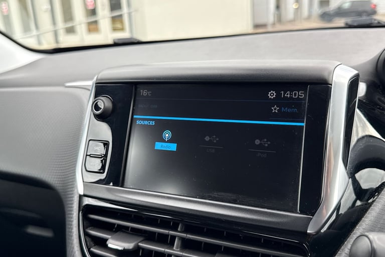 2019 Peugeot 208 1.2 PureTech Signature Euro 6 (s/s) 5dr Hatchback PETROL Manual