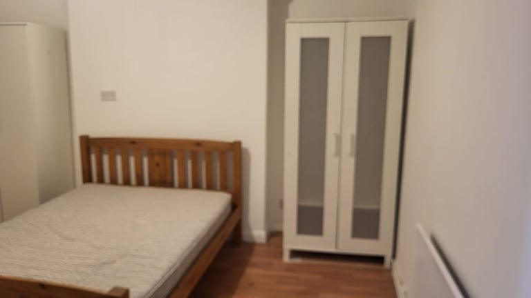 Double rooms available in modern clean flat. 10mins walk to Brixton Tube 