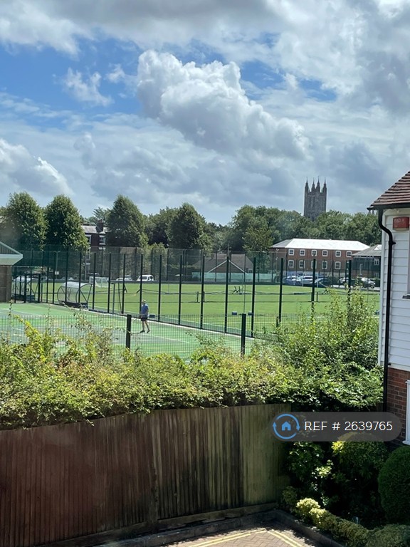 2 bedroom flat in The Spires, Canterbury, CT2 (2 bed) (#2639765)