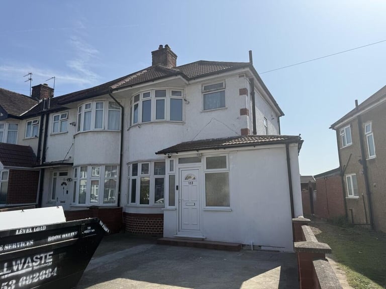 SPACIOUS 5-BEDROOM HOUSE - END TERRACE IN SOUTHALL