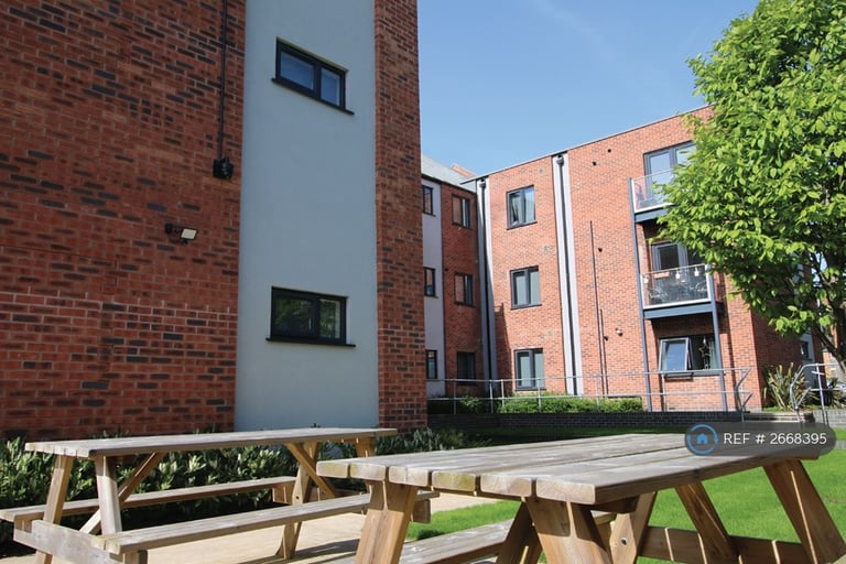 1 bedroom flat in Burgess Road, Leicester, LE2 (1 bed) (#2668395)