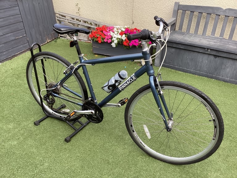 PINNACLE ADULT HYBRID BIKE IN VERY GOOD CONDITION 