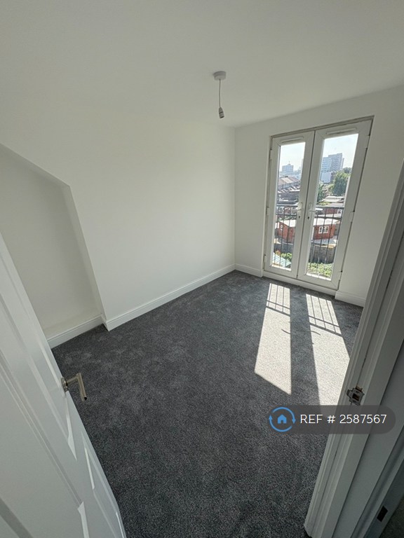 5 bedroom house in Wakemans Hill Avenue, London, NW9 (5 bed) (#2587567)