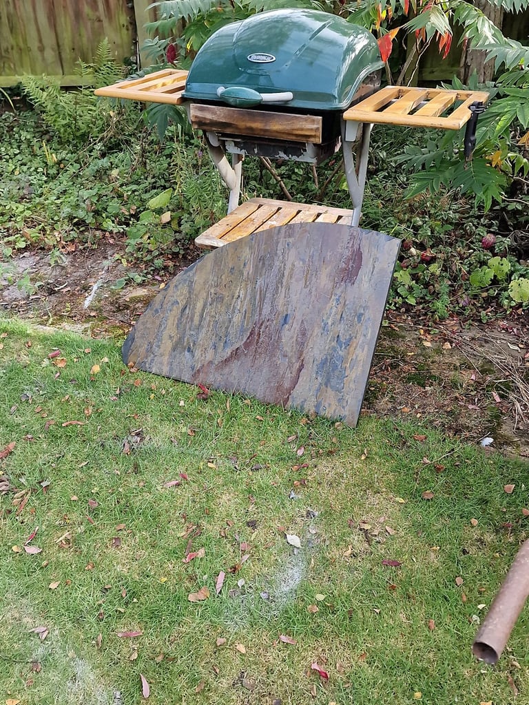 Slate paving circle parts, 3 off curved + offcut. Copper slate and black slate