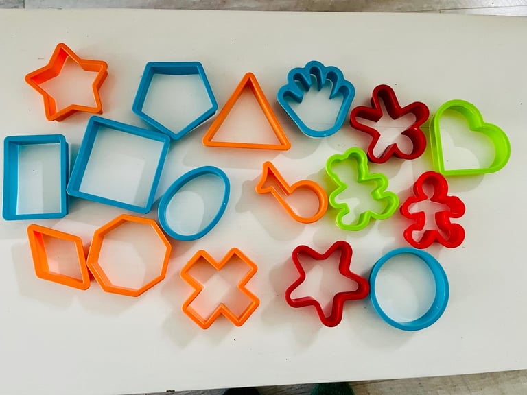 image for Seventeen cookie cutters - kids baking