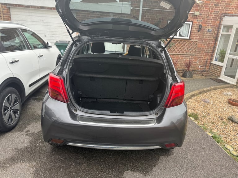 Toyota, YARIS, Hatchback, 2015, Manual, 1329 (cc), 5 doors