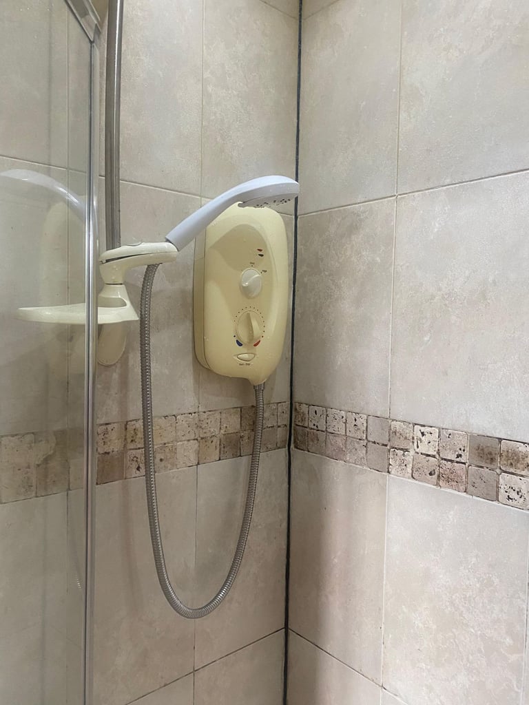 CITY CENTER LUXUARY DOUBLE ROOM ALL BILLS INCLUDED NEAR PRINCESS STREET 