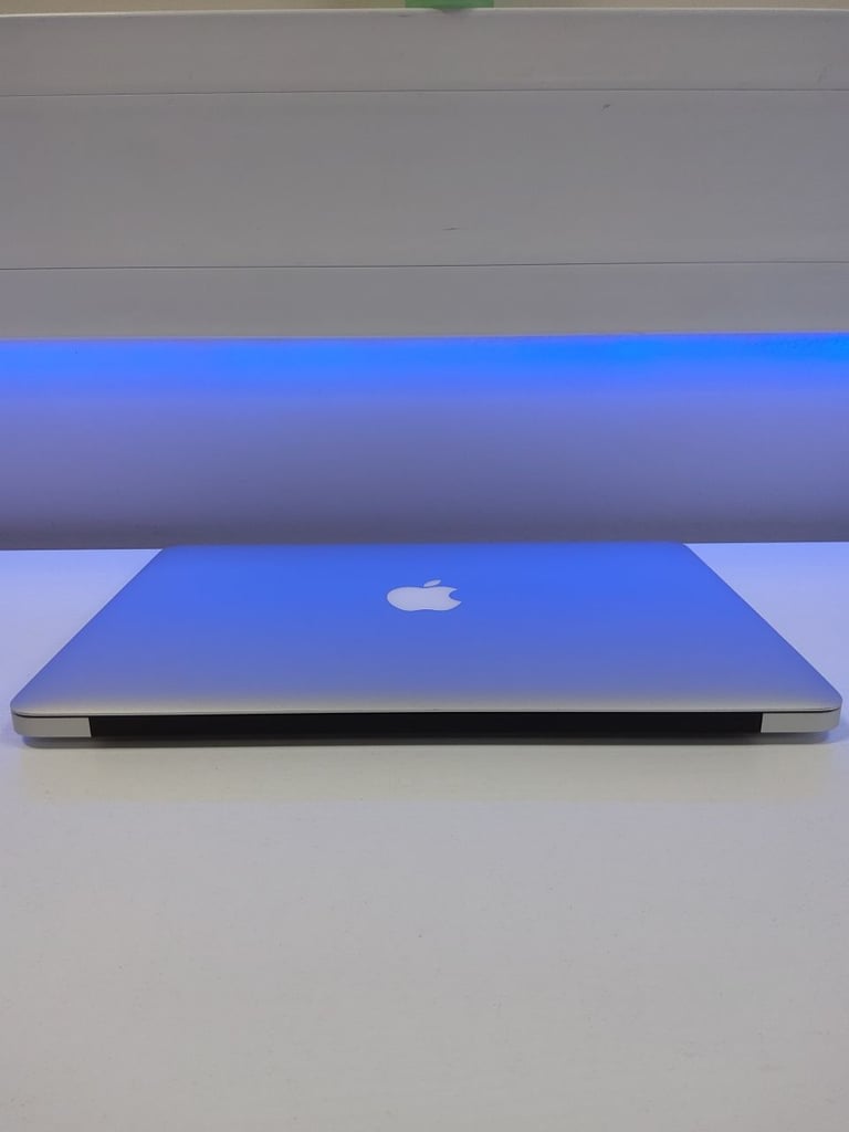 **APPLE MACBOOK AIR 13.3 INCH - 1.8GHZ I5 - 128GB SSD - 8GB RAM -MQD32B/A 2017**