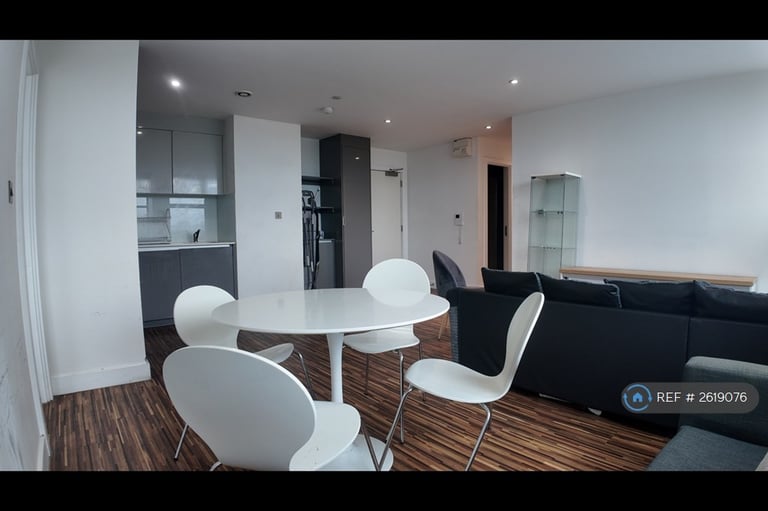 3 bedroom flat in West Point, Manchester, M16 (3 bed) (#2619076)