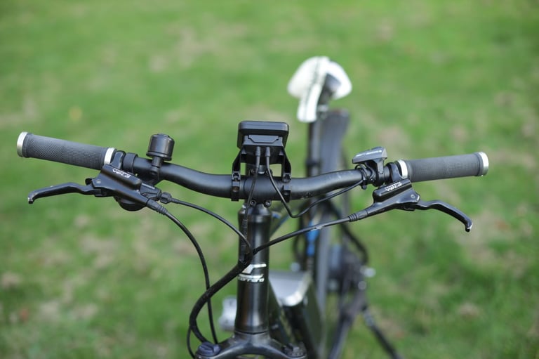 Carrera Crossfire E Electric Hybrid Bike 700C Shimano Altus SR Suntour HESC + Extras