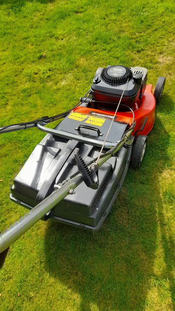 Rover self drive petrol lawnmowrr 20 inch cut Briggs&Stratton Quantm XM55 engine. Large box.