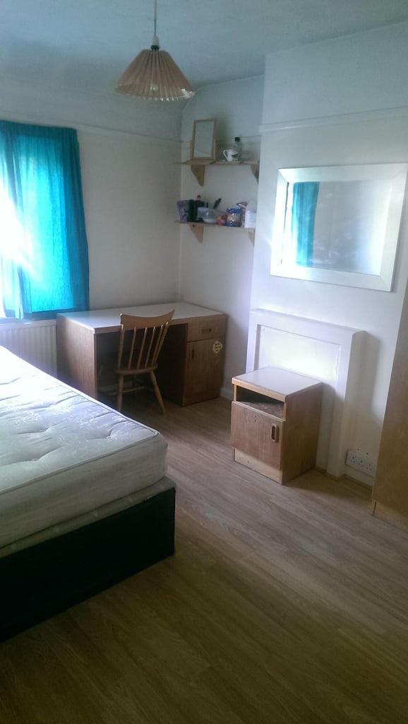 Nice Double Room For 1 Person/ Bills Included, East Acton - Zone 2