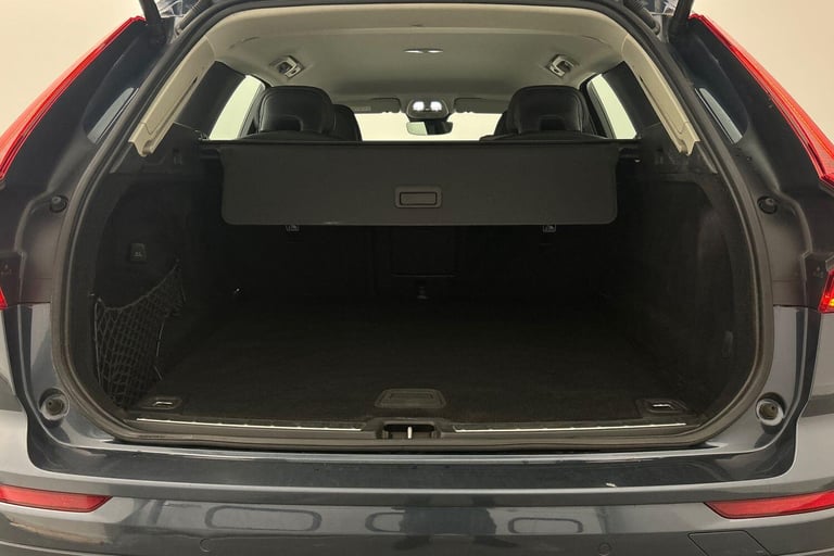 2022 Volvo XC60 Momentum, B5 AWD mild hybrid ESTATE Petrol/Electric Hybrid Automatic