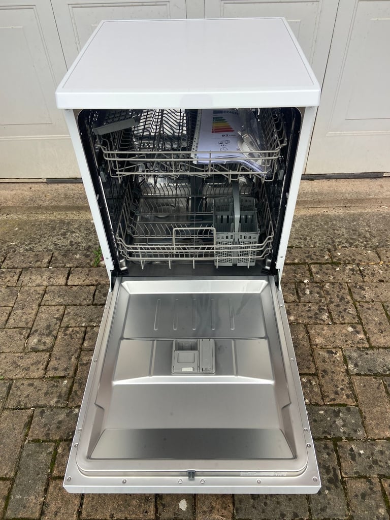 LOGIK Full-Size Dishwasher 12 place settings. Like a new. I'm happy to deliver in Bristol for free.
