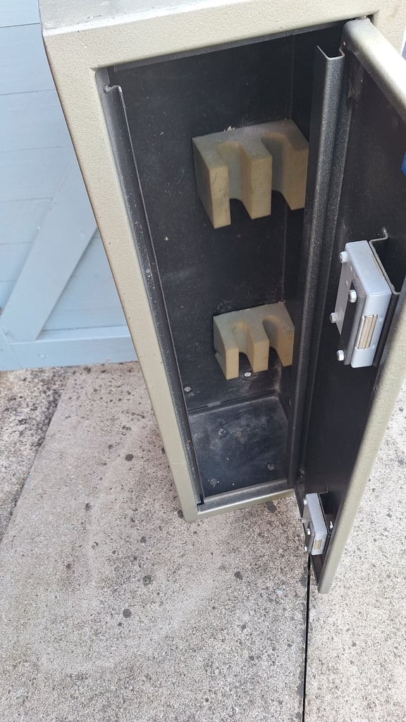 Gun cupboard for 2 guns