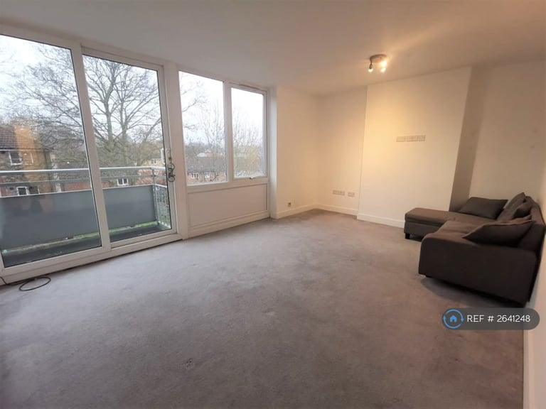 3 bedroom flat in Kelyway House, London, SW2 (3 bed) (#2641248)