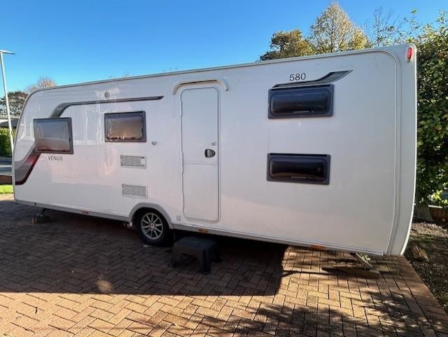 2016 LUNAR VENUS 580 6 BERTH BUNK BEDS CARAVAN