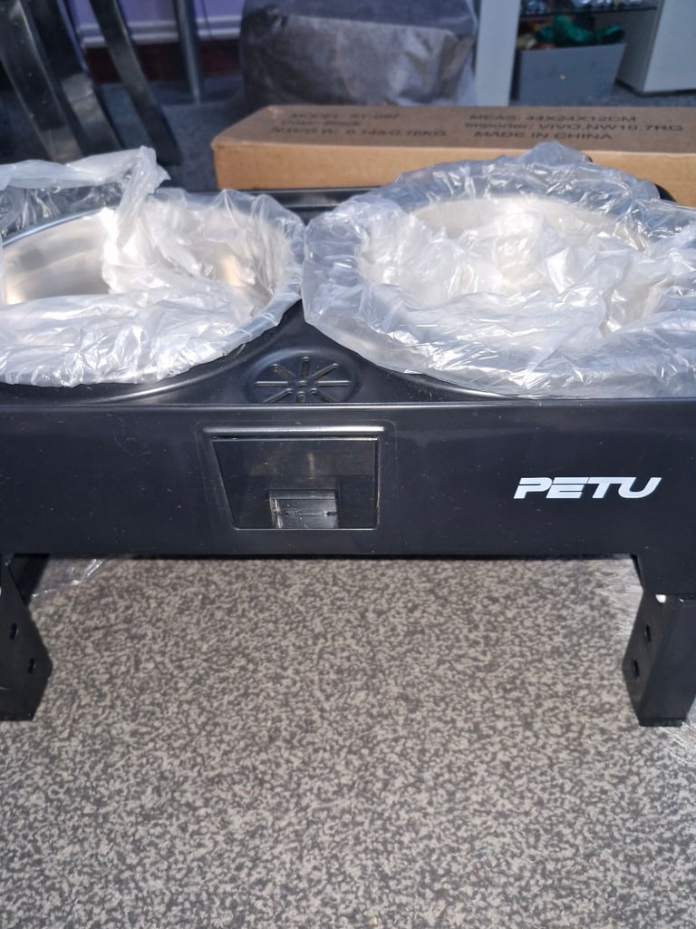 Brand new elevated dogs bowl feeder 