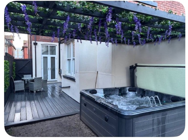 image for Hot Tub 5 seater Great Condition High Spec 
