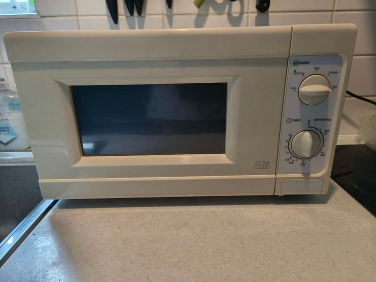 image for Microwave SAINSBURY 700 W
