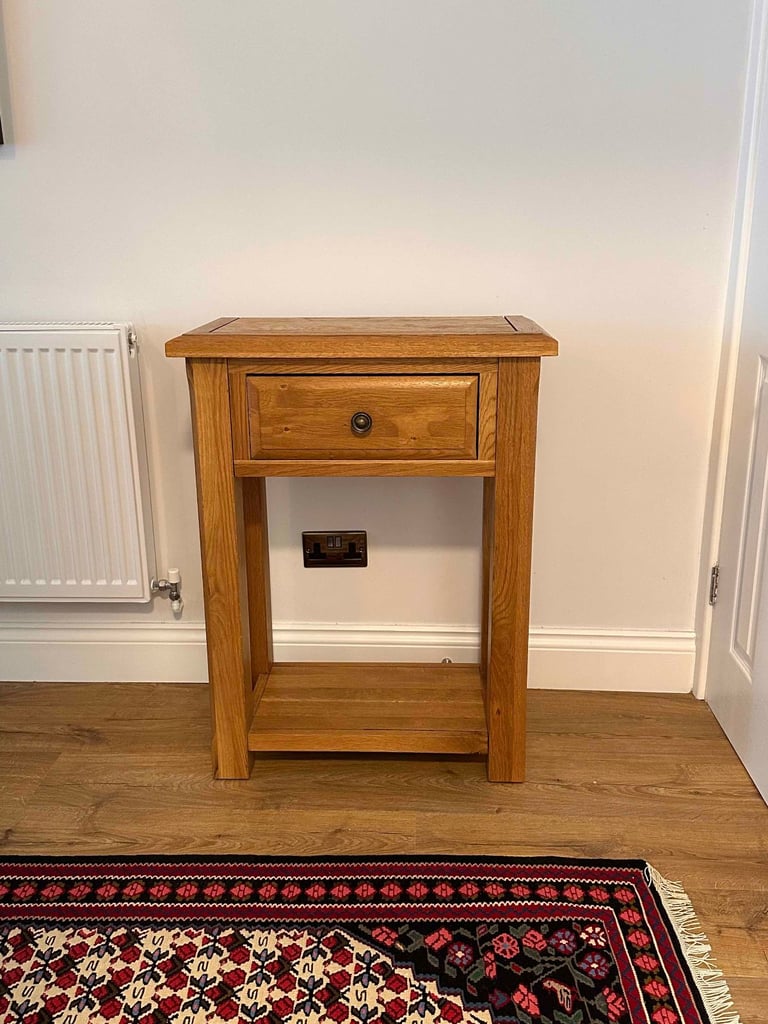 Elegant Solid Oak Telephone / Hallway Table – Timeless & Practical
