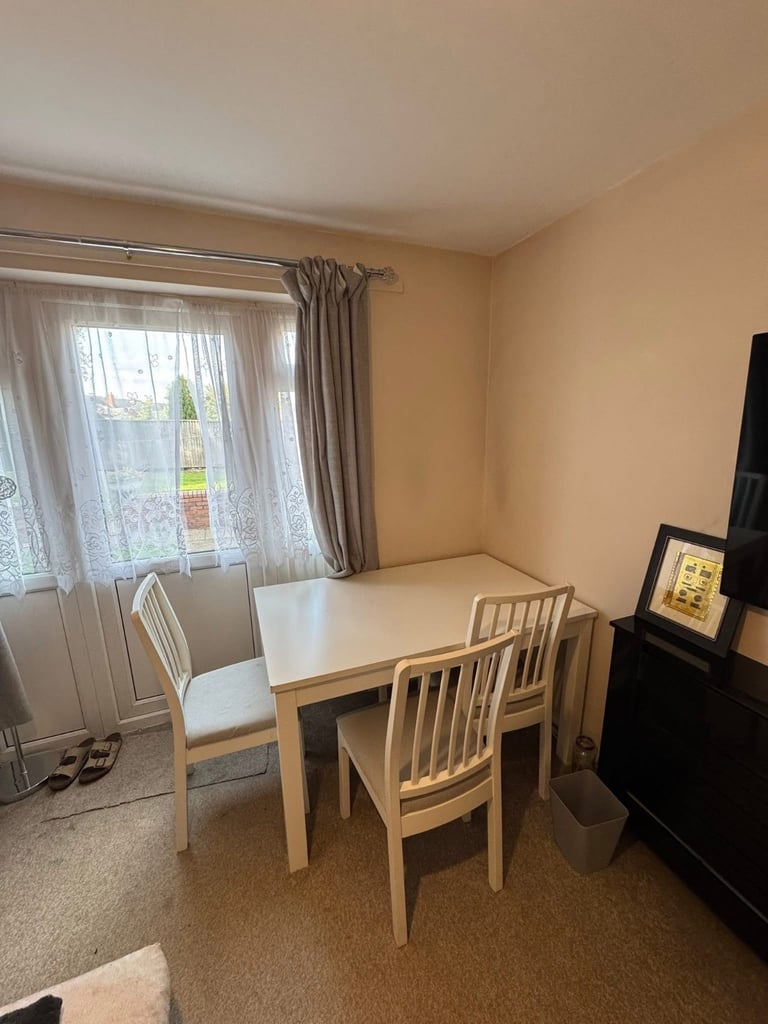 Room to rent in shared 2 bed flat 