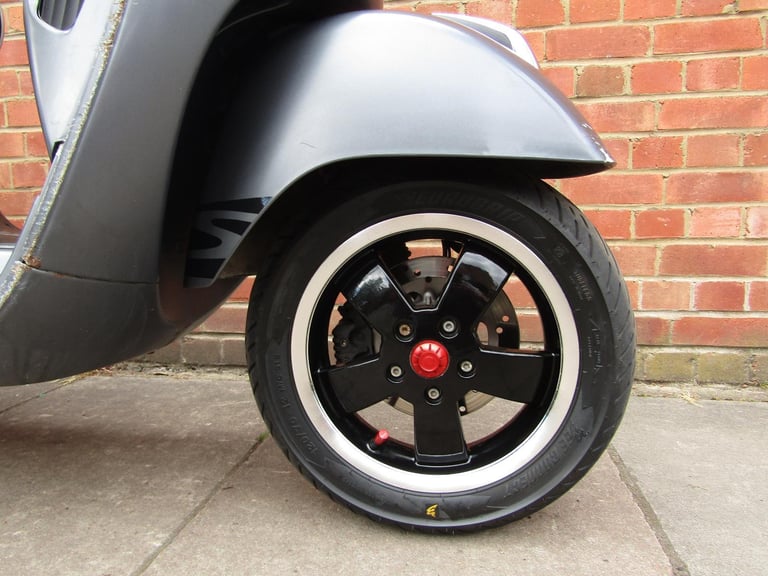 Piaggio Vespa GTS 300 * ONE KEEPER FROM NEW * 9850  MILES* MAT GREY * 