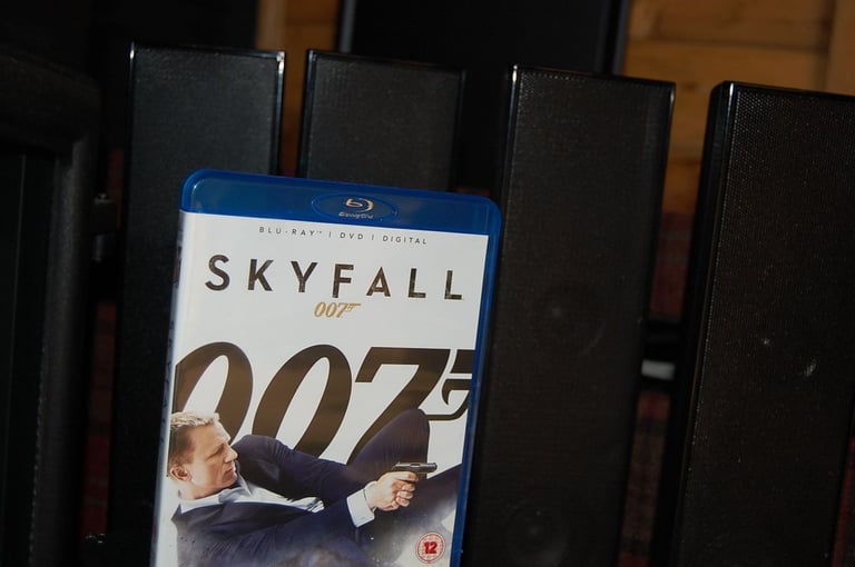 image for SAMSUNG Blu Ray 5.1 Dolby Surround SYSTEM SKYFALL 007 with 32 inch TV FREE delivery