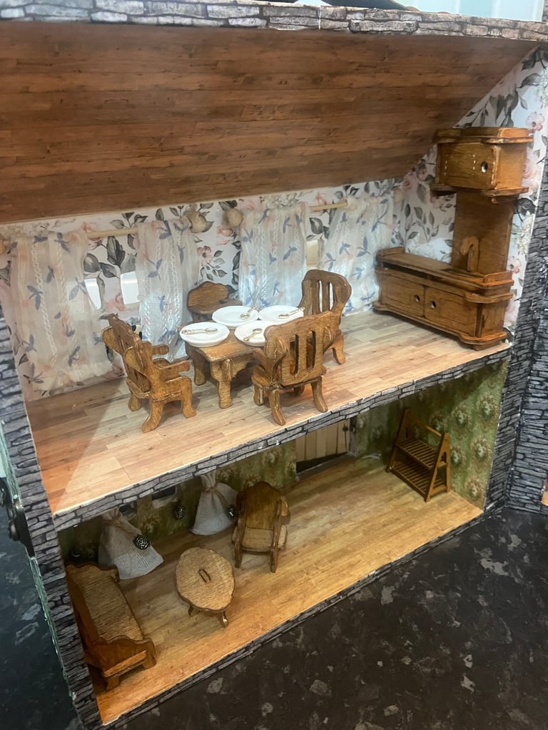 Wooden carry-on dollhouse with furniture