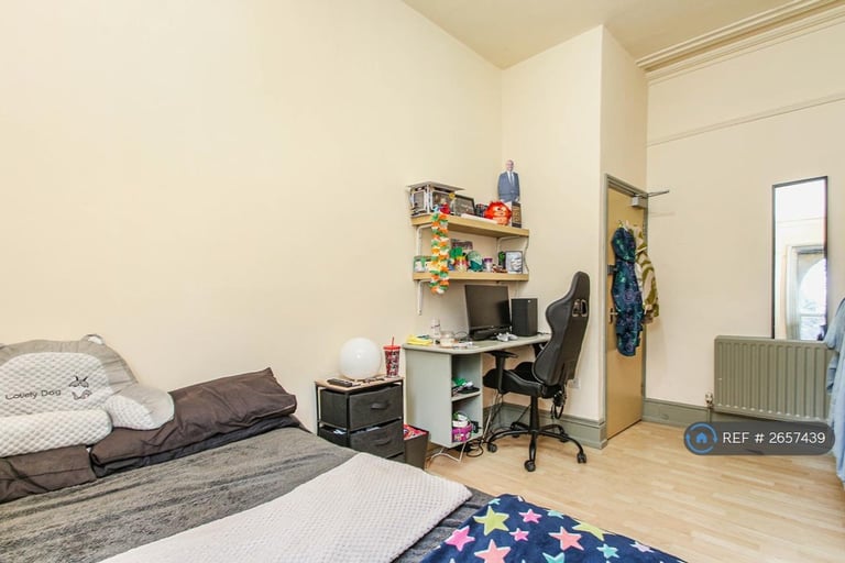 7 bedroom flat in Waterloo Crescent, Nottingham, NG7 (7 bed) (#2657439)