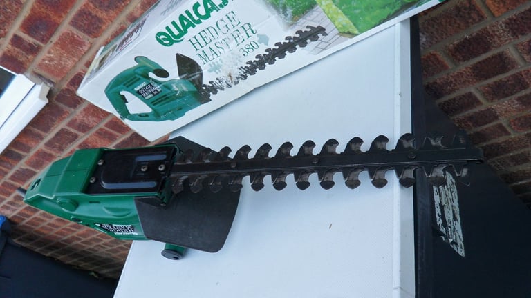 QUALCAST HM380 HEDGE MASTER CORDED 230V 350W complete with original box.