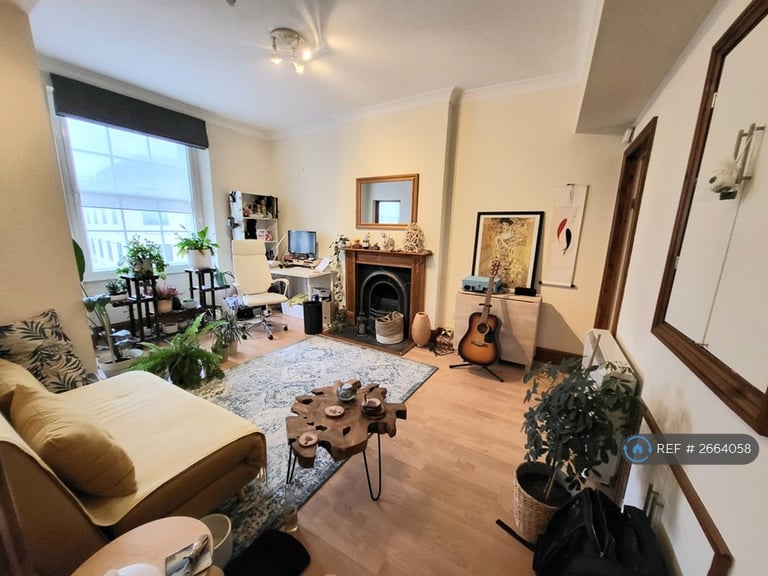 1 bedroom flat in Regent Street, Clifton, Bristol, BS8 (1 bed) (#2664058)