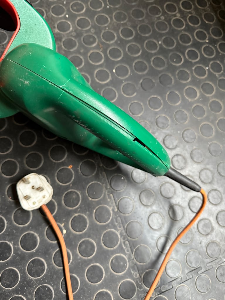 Black & Decker GT351 corded hedge cutters