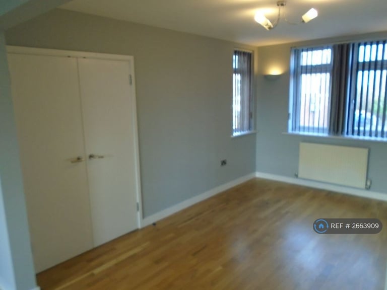 2 bedroom flat in Mulsanne Row, Crewe, CW1 (2 bed) (#2663909)
