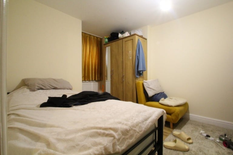 Chain Free! Hane Estate Agents offer a 5 bedroom, 3 reception room mid terrace house.