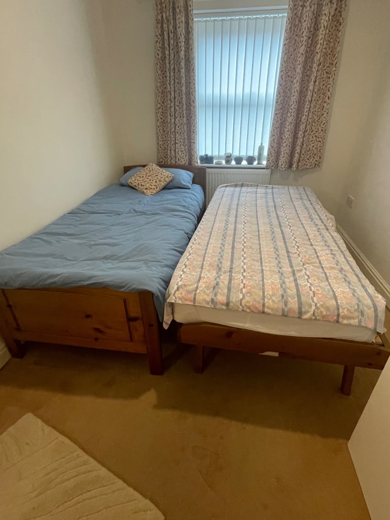 Single bed with separate truckle bed 